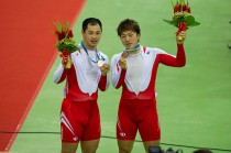 銀メダルの北津留（左）と銅メダルの新田