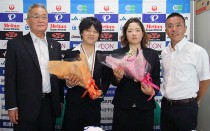 左から、大島JCF副会長・鹿沼選手・田中選手・権丈パラサイクリング連盟理事長